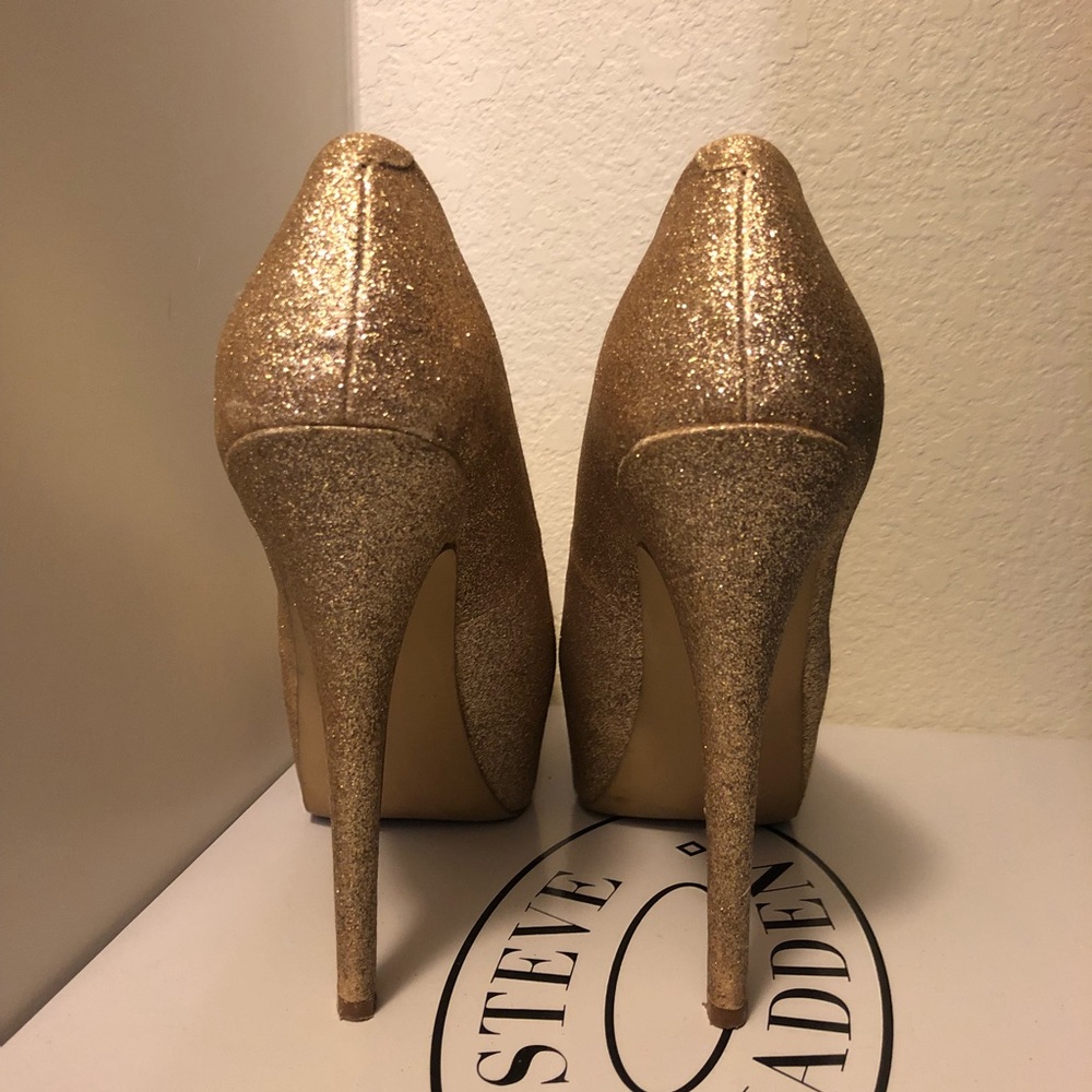 Steve Madden Dejavu Gold Glitter Pumps - Picture 3 of 7